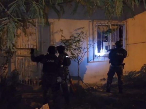 La Policía allanó una vivienda y detuvo a cuatro presuntos extorsionadores.