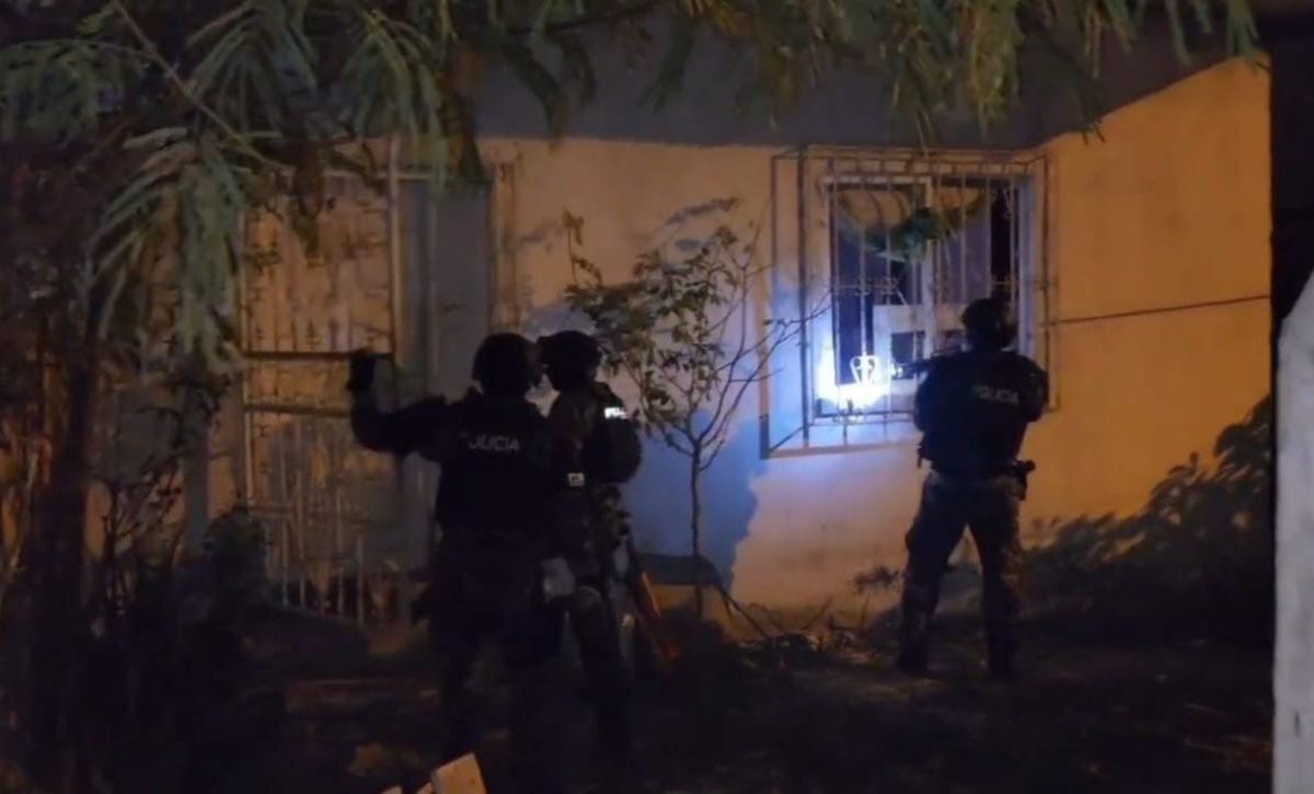La Policía allanó una vivienda y detuvo a cuatro presuntos extorsionadores.