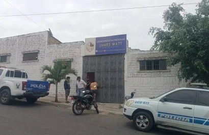 Asesinato de psicólogo escolar en Manta: Adolescente prófugo tras agresión fatal en colegio James Watt.