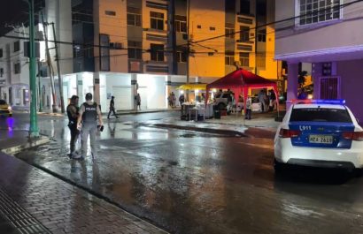 A un hombre de 19 años, lo asesinaron cerca de un puesto de comida rápida.