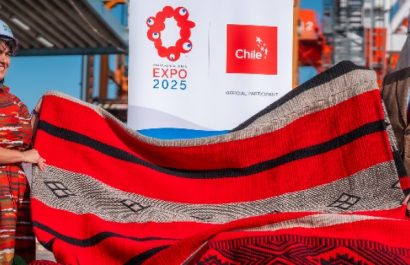 Chile presenta un manto confeccionado por tejedoras mapuches en la Expo de Osaka.