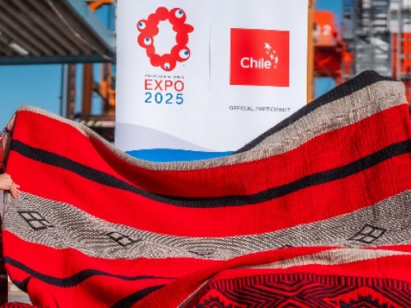 Chile presenta un manto confeccionado por tejedoras mapuches en la Expo de Osaka.