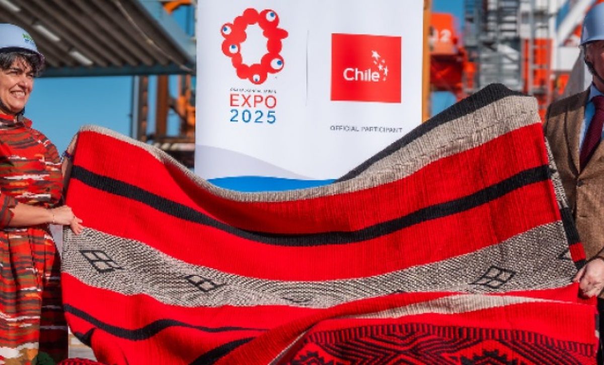 Chile presenta un manto confeccionado por tejedoras mapuches en la Expo de Osaka.