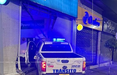 Fuerte accidente en Santo Domingo: camioneta oficial terminó incrustada en almacén