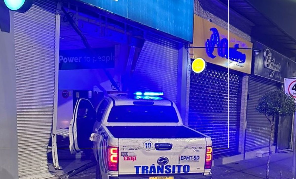 Fuerte accidente en Santo Domingo: camioneta oficial terminó incrustada en almacén