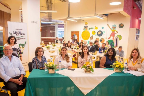 Niños y familias celebran en la Universidad de las Artes tras superar la desnutrición con el apoyo de Fundación María Gracia y BMI.