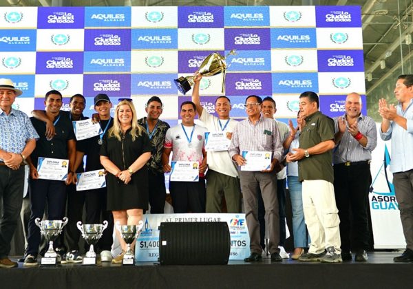 Los ganadores de la Regata Guayaquil- Posorja recibieron $1,400 y $1,000 respectivamente, además de trofeos.