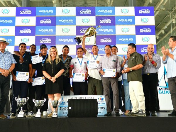 Los ganadores de la Regata Guayaquil- Posorja recibieron $1,400 y $1,000 respectivamente, además de trofeos.