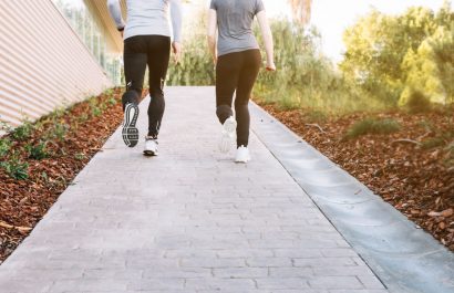 Caminar más rápido podría ser la clave para envejecer con salud, según estudio