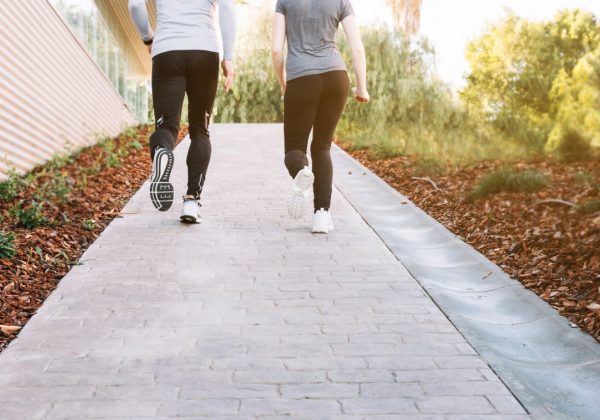Caminar más rápido podría ser la clave para envejecer con salud, según estudio