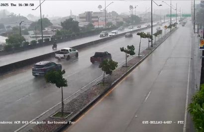Lluvias intensas inundan varios sectores de Guayaquil este 27 de marzo.