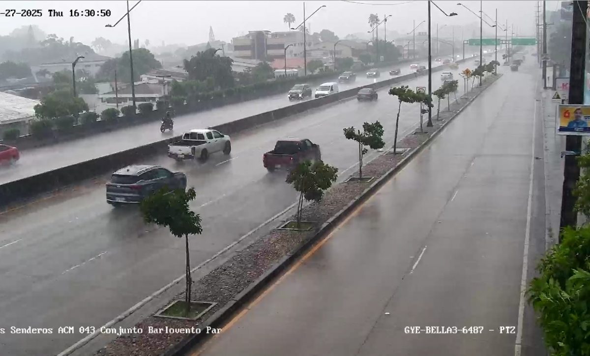 Lluvias intensas inundan varios sectores de Guayaquil este 27 de marzo.