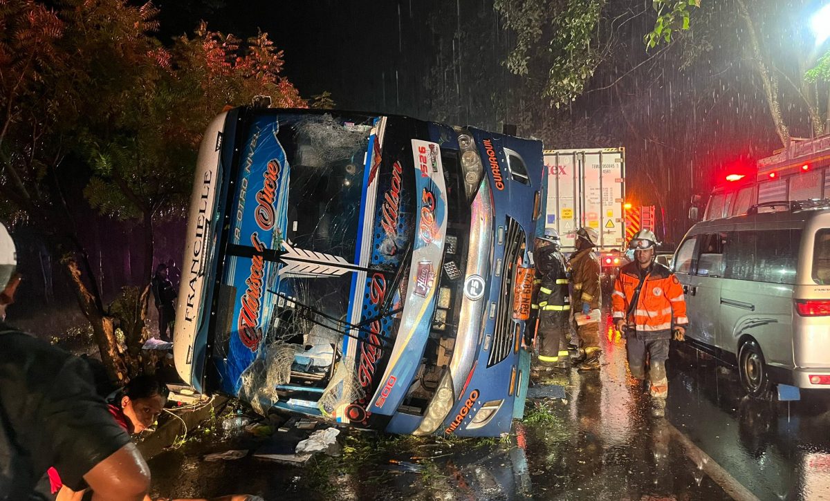 accidente-vía-a-la-costa-bus-se-vuelca-y-cobra-siete-vidas