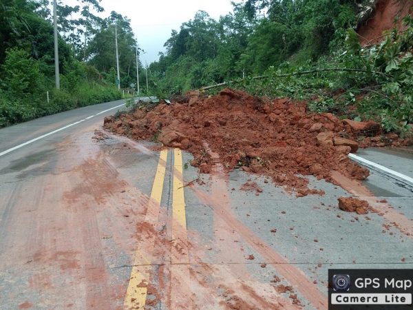 deslizamiento-inhabilita-carril-en-via-carmen-flavio-alfaro