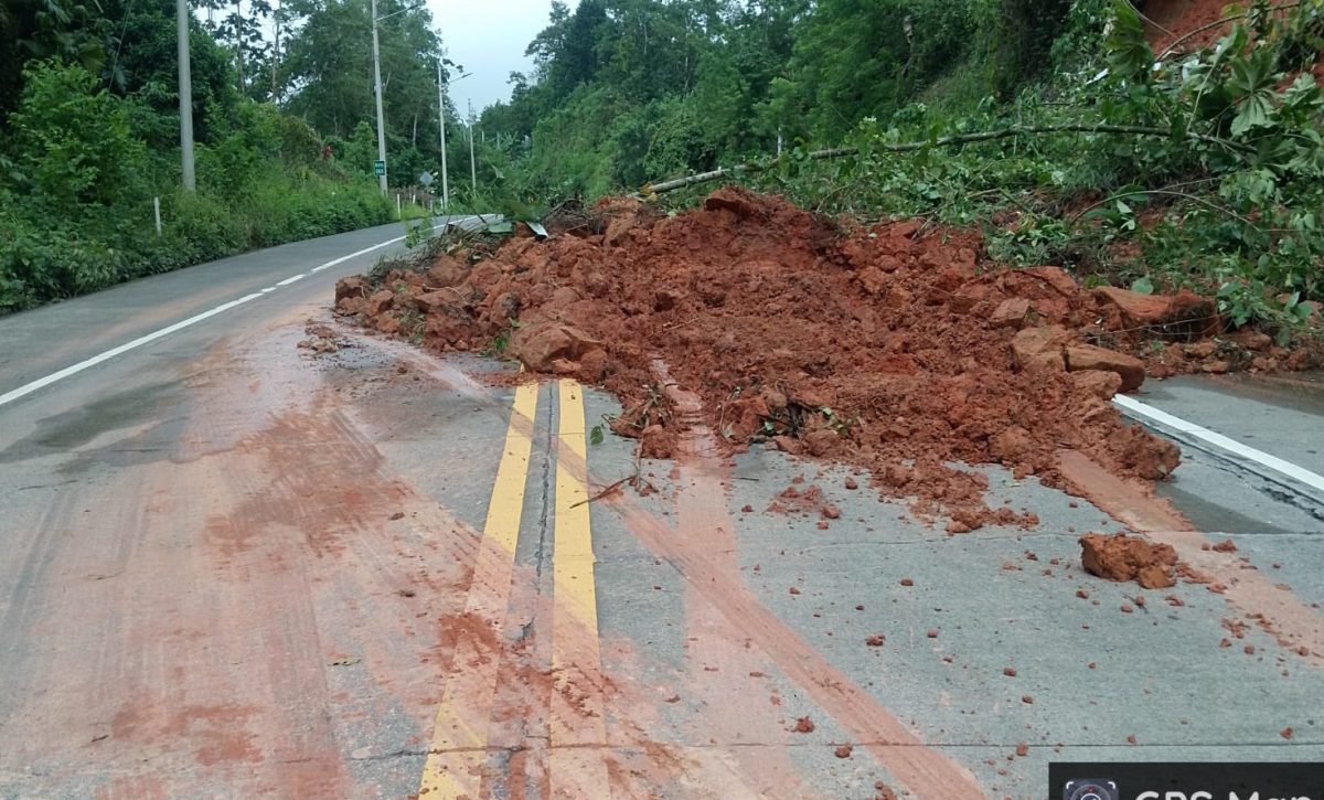 deslizamiento-inhabilita-carril-en-via-carmen-flavio-alfaro