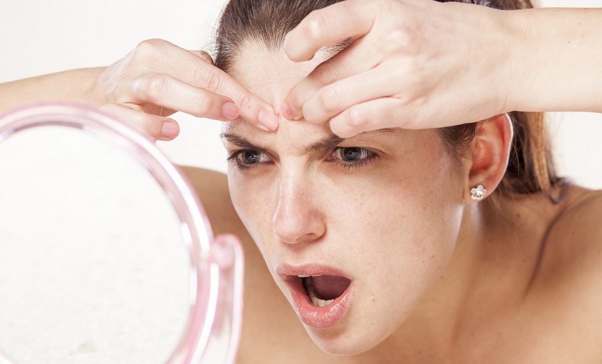 Dermatólogos advierten sobre los riesgos de reventar granos en el rostro