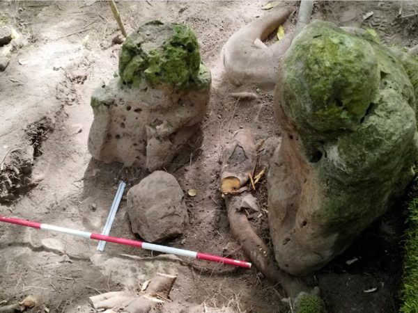 Dos esculturas antropomórficas de forma o apariencia humana que "representan a una pareja ancestral", descubiertas en el yacimiento arqueológico de Uaxactún, en la Reserva de la Biosfera Maya, departamento de Petén, Guatemala FOTO: AFP
