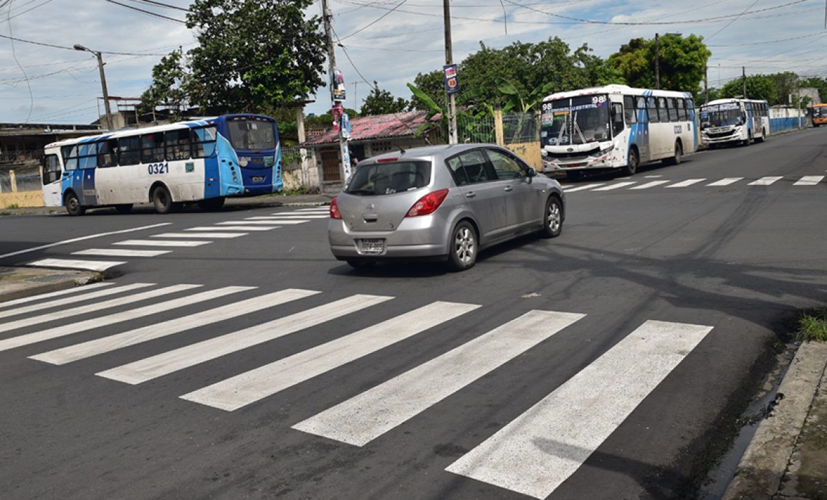 Guayaquil, enfrenta retos por su densidad poblacional. Las calles congestionadas aumentan los riesgos para peatones.