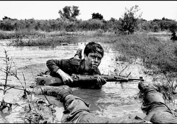 La guerra entre Irán e Irak finalizó el 20 de agosto de 1988. Ambos países acordaron retirar sus tropas y retornar a las fronteras establecidas en el Acuerdo de Argel de 1975.