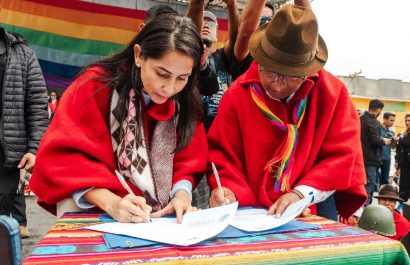 Guillermo Churuchumbi, coordinador nacional de Pachakutik, y Luisa González, firmaron este domingo un acuerdo programático con 25 puntos.
