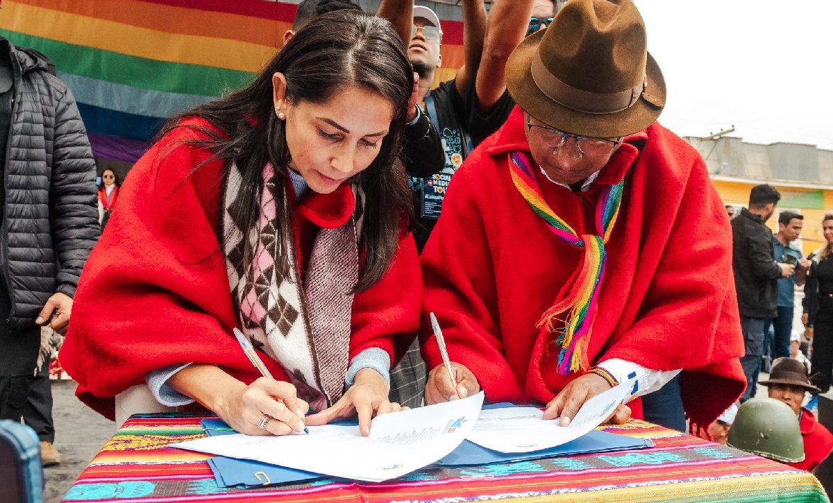 Guillermo Churuchumbi, coordinador nacional de Pachakutik, y Luisa González, firmaron este domingo un acuerdo programático con 25 puntos.