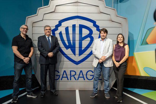 Gianni Iannuzzelli, jefe de parqueo de Policentro; Eduardo Mata, vicepresidente regional Costa de Banco del Austro; Diego Madriñán, productor de Casa Warner LATAM, 
Sandra Vinueza, agente de Warner Bros. Discovery (de izquierda a derecha).