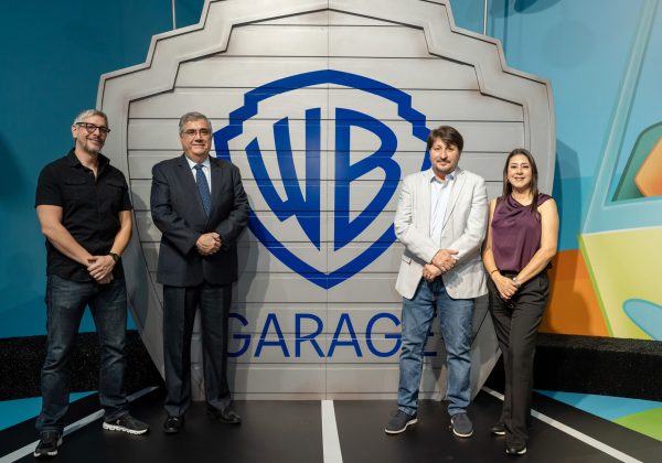 Gianni Iannuzzelli, jefe de parqueo de Policentro; Eduardo Mata, vicepresidente regional Costa de Banco del Austro; Diego Madriñán, productor de Casa Warner LATAM, 
Sandra Vinueza, agente de Warner Bros. Discovery (de izquierda a derecha).