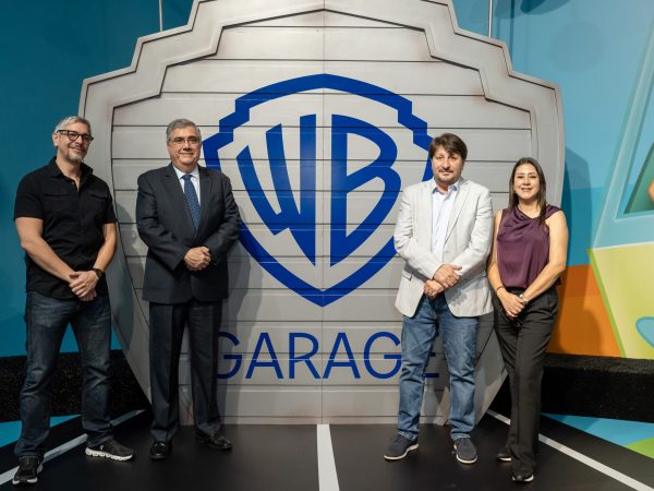 Gianni Iannuzzelli, jefe de parqueo de Policentro; Eduardo Mata, vicepresidente regional Costa de Banco del Austro; Diego Madriñán, productor de Casa Warner LATAM, 
Sandra Vinueza, agente de Warner Bros. Discovery (de izquierda a derecha).