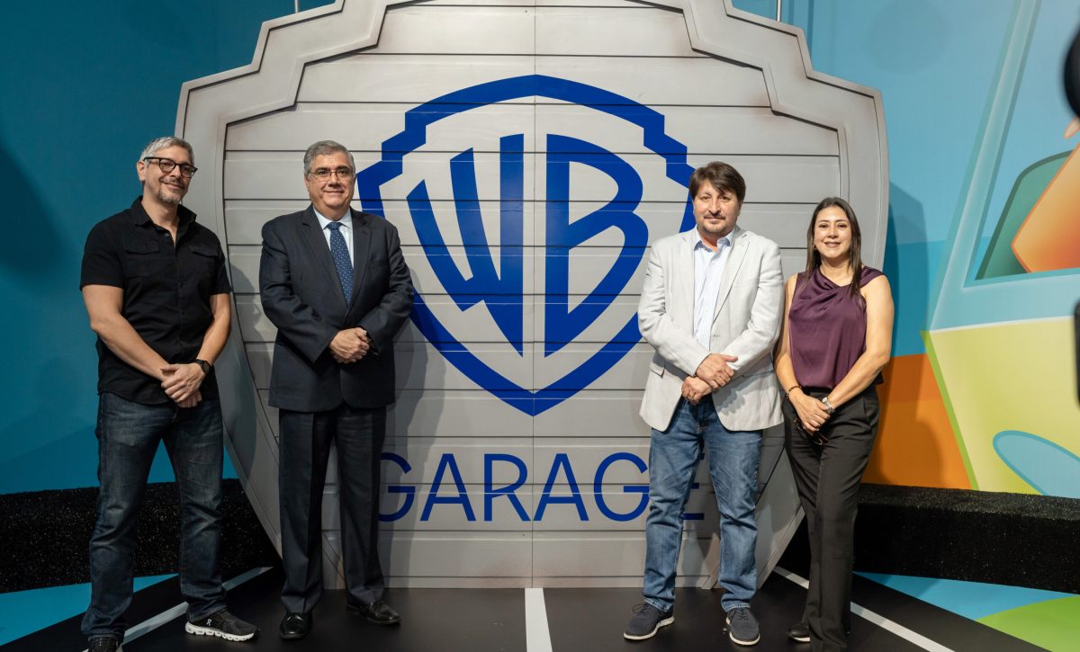 Gianni Iannuzzelli, jefe de parqueo de Policentro; Eduardo Mata, vicepresidente regional Costa de Banco del Austro; Diego Madriñán, productor de Casa Warner LATAM, 
Sandra Vinueza, agente de Warner Bros. Discovery (de izquierda a derecha).