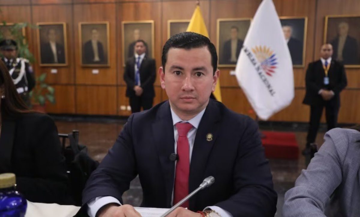 Bancada oficialista defiende a Ferdinan Álvarez tras acusaciones de prófugo en caso de corrupción hospitalaria.