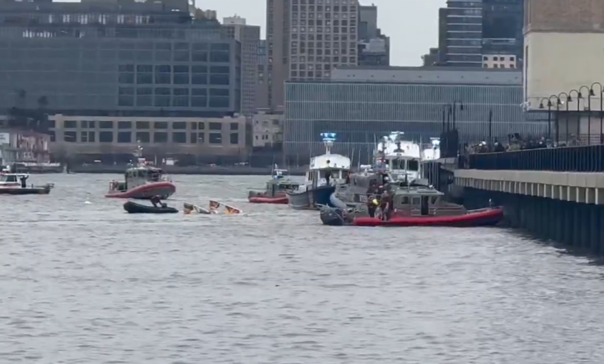 Helicóptero Bell 206 se estrella en el río Hudson cerca del muelle 40 en Nueva York