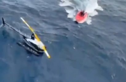 Instantes del rescate a los pasajeros del helicóptero tras un aterrizaje de emergencia en alta mar. (captura)