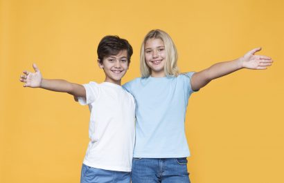 Hombres que crecen con hermanas: Más colaborativos y amorosos en pareja
