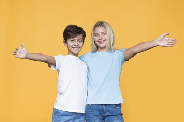 Hombres que crecen con hermanas: Más colaborativos y amorosos en pareja