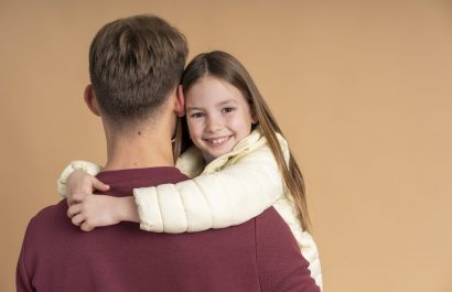Por qué los abrazos de los padres cambian la vida de los niños