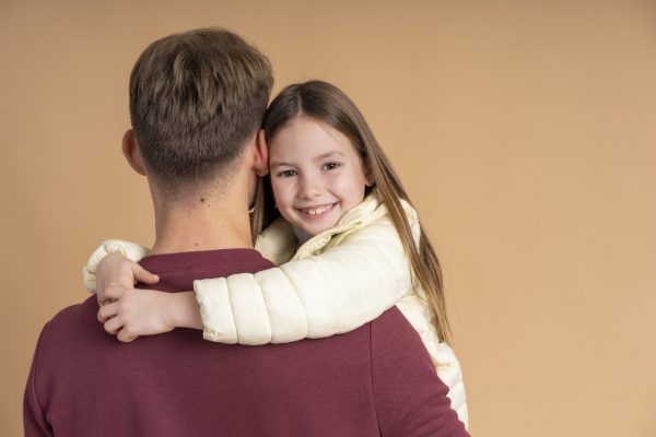 Por qué los abrazos de los padres cambian la vida de los niños
