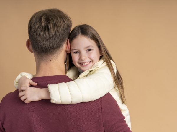 Por qué los abrazos de los padres cambian la vida de los niños