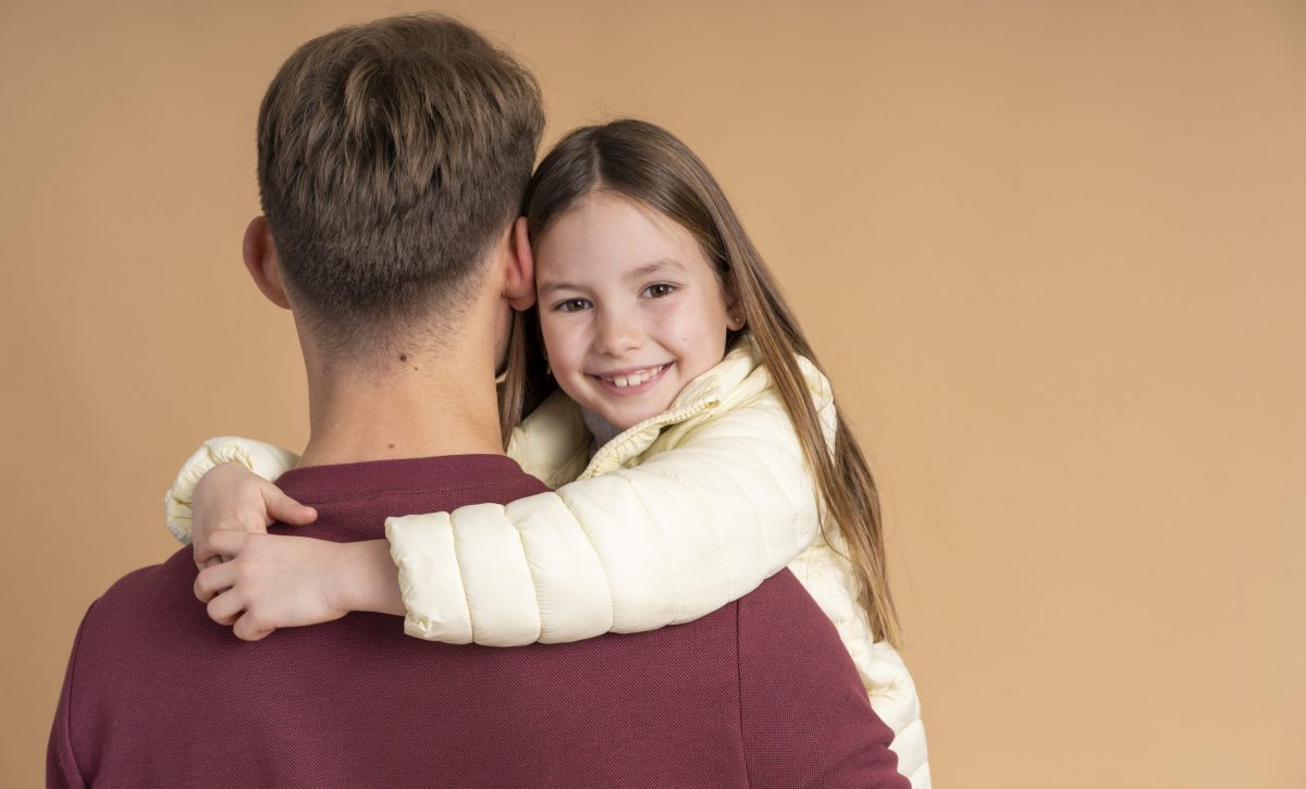 Por qué los abrazos de los padres cambian la vida de los niños