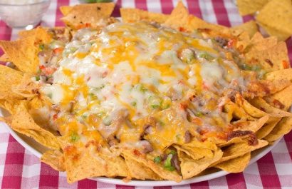 Así puedes preparar los nachos con carne y queso cheddar más irresistibles en solo minutos