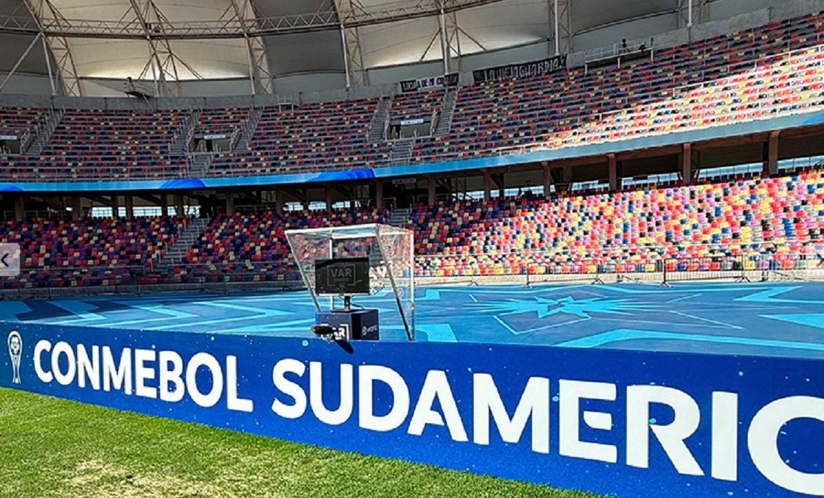 El monitor del VAR será movido al lado opuesto de los bancos de suplentes en los estadios. FOTO: Conmebol.