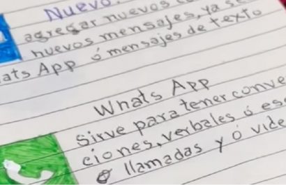 El abuelo usa un cuaderno donde anota el paso a paso para usar su celular.