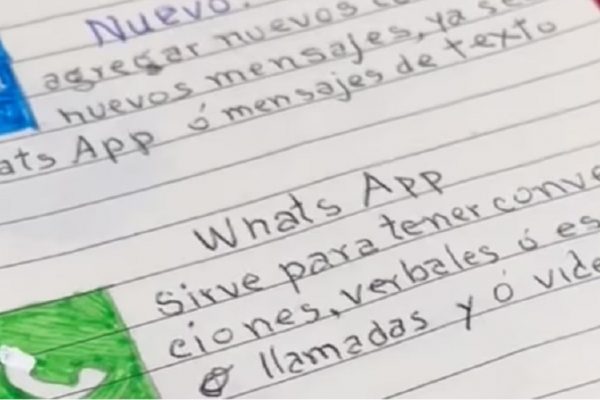 El abuelo usa un cuaderno donde anota el paso a paso para usar su celular.