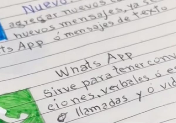 El abuelo usa un cuaderno donde anota el paso a paso para usar su celular.