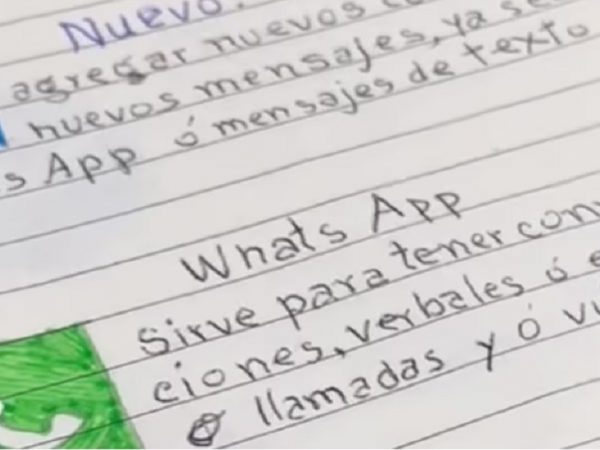 El abuelo usa un cuaderno donde anota el paso a paso para usar su celular.