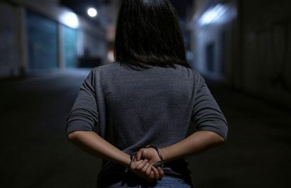 Mujer detenida con un carro robado en un operativo en Ambato.