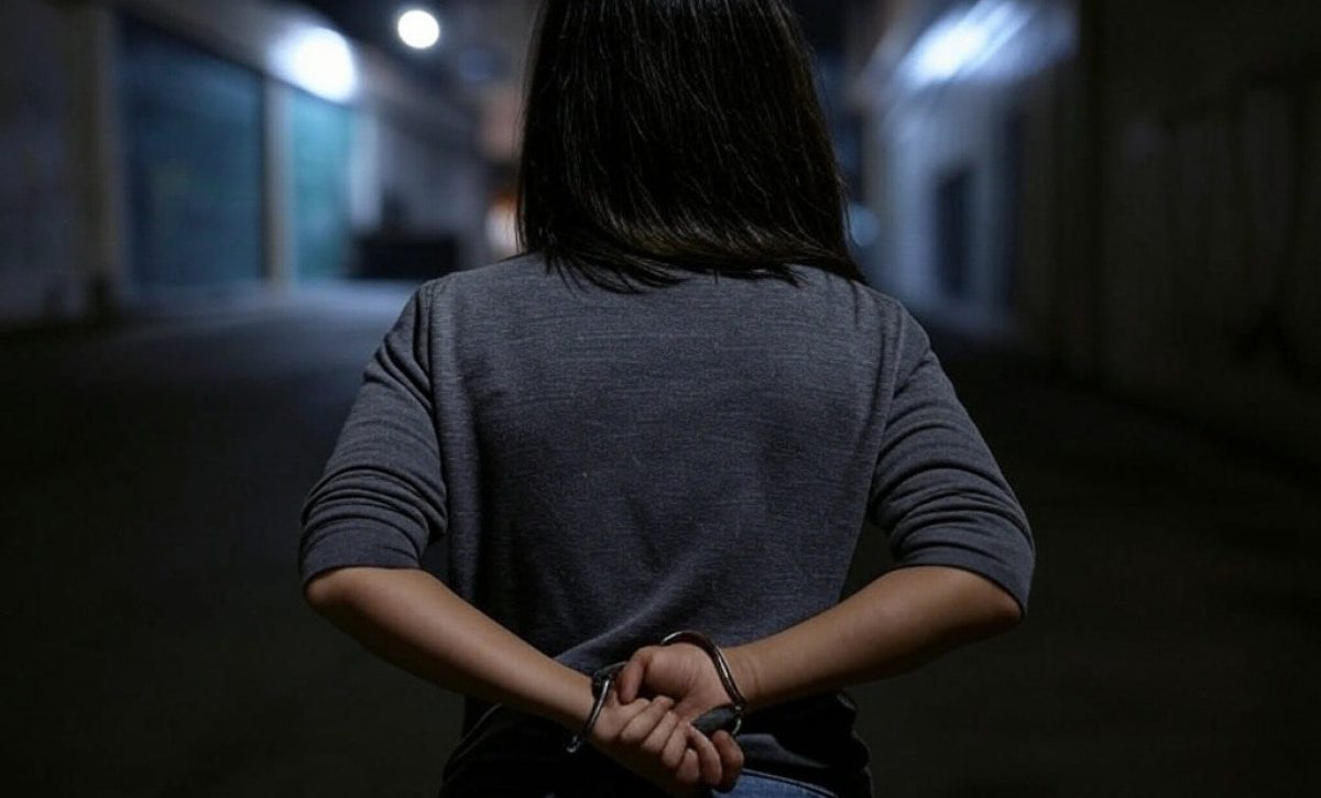 Mujer detenida con un carro robado en un operativo en Ambato.