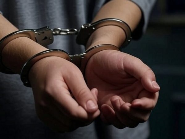 Adolescente es llamado a juicio por el delito de asesinato.