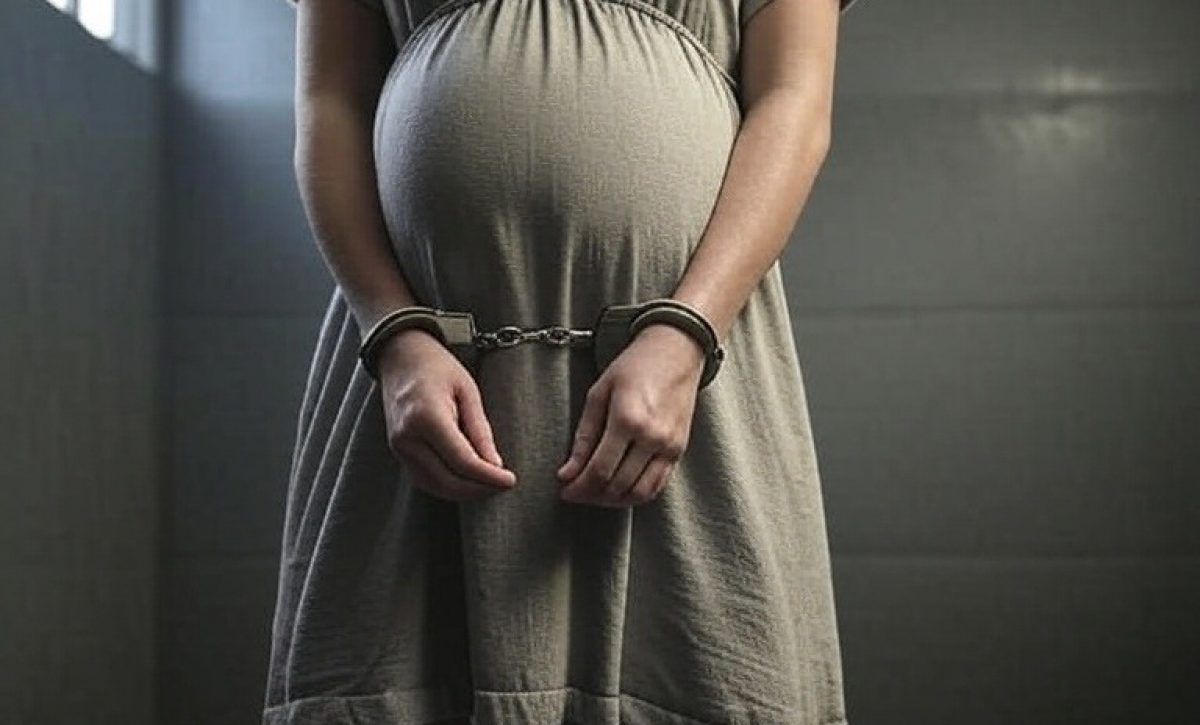 Mujer embarazada fue llamada a juicio por el delito de tráfico de drogas.