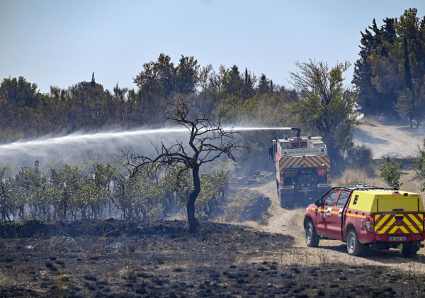 Francia enfrenta su peor incendio desde 1949: continúa activo aunque sin avanzar