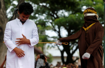 Dos hombres azotados públicamente en Aceh tras ser condenados por besarse y abrazarse